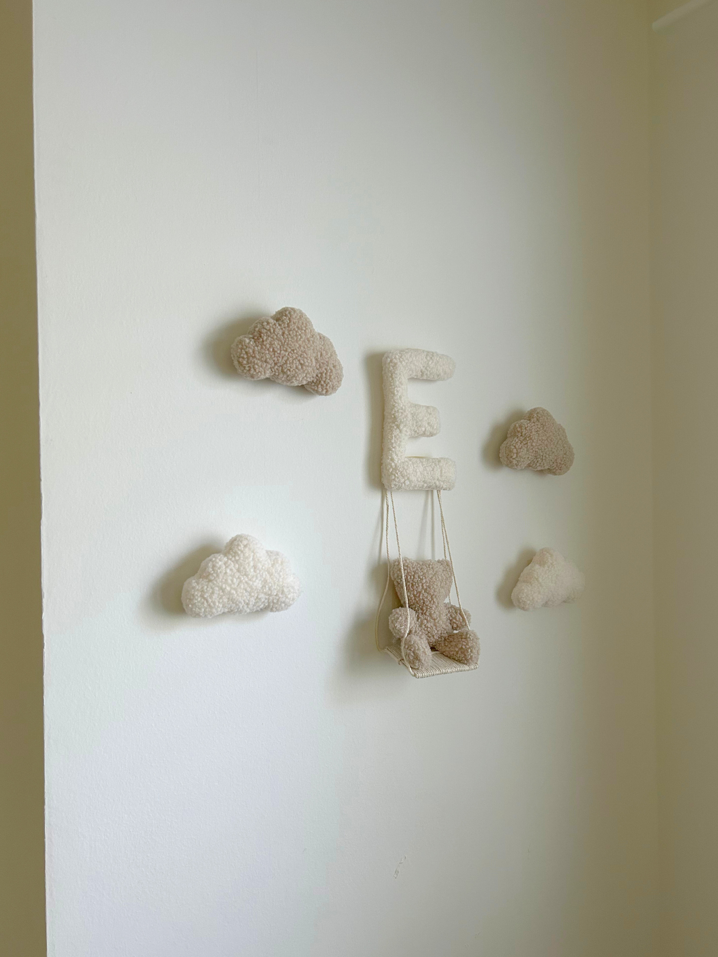 Wanddekoration mit schaukelndem Teddy und personalisiertem Buchstaben
