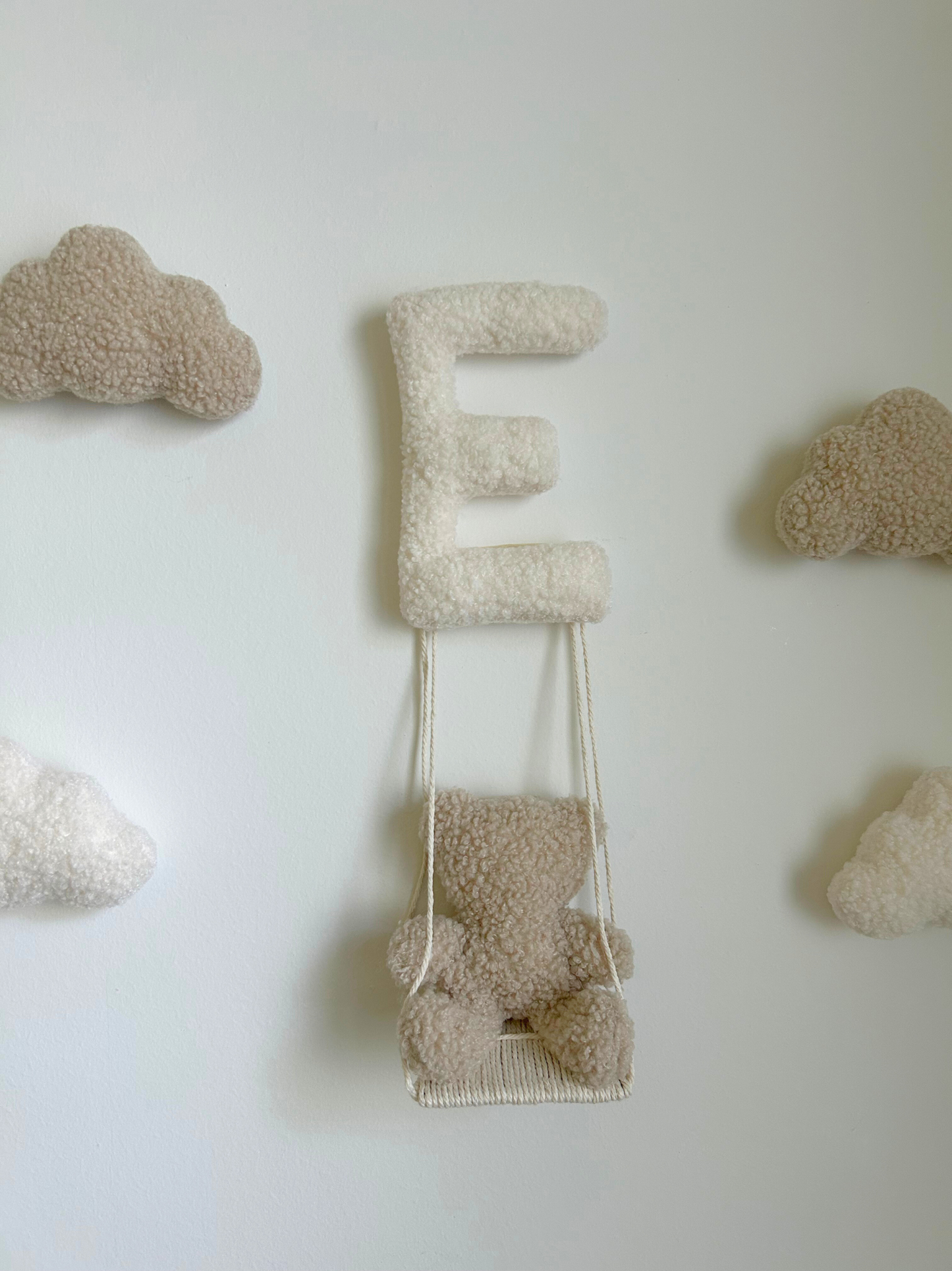 Wanddekoration mit schaukelndem Teddy und personalisiertem Buchstaben