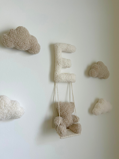 Wanddekoration mit schaukelndem Teddy und personalisiertem Buchstaben