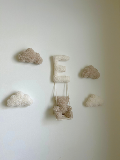 Wanddekoration mit schaukelndem Teddy und personalisiertem Buchstaben
