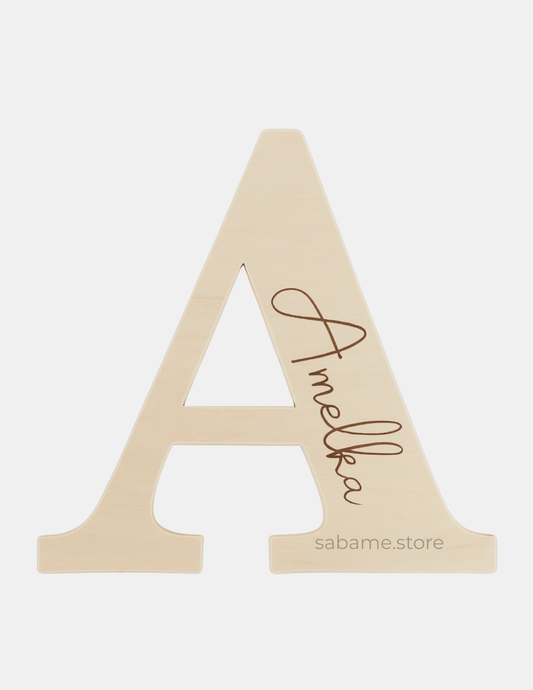 Personalisierter Holzbuchstabe mit graviertem Namen