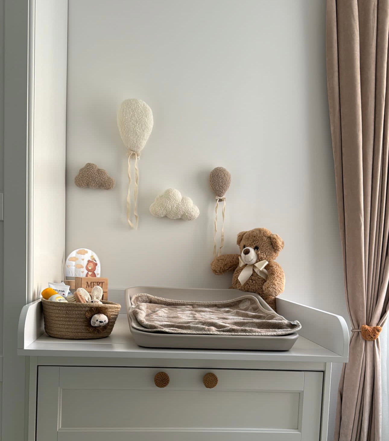 WALL DECORATION BALLOONS with clouds
