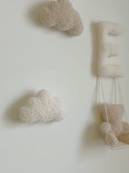 Wanddekoration mit schaukelndem Teddy und personalisiertem Buchstaben